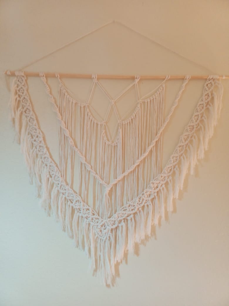 Tapiz artesanal de macramé blanco