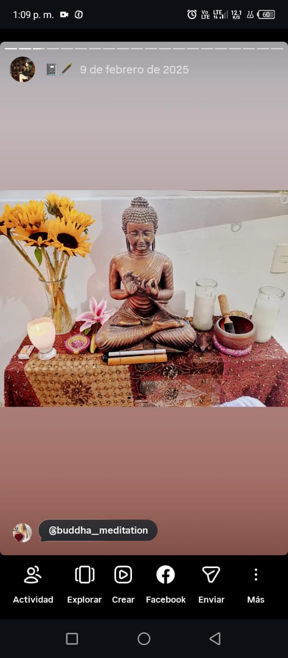 Altar de Buda con flores y velas